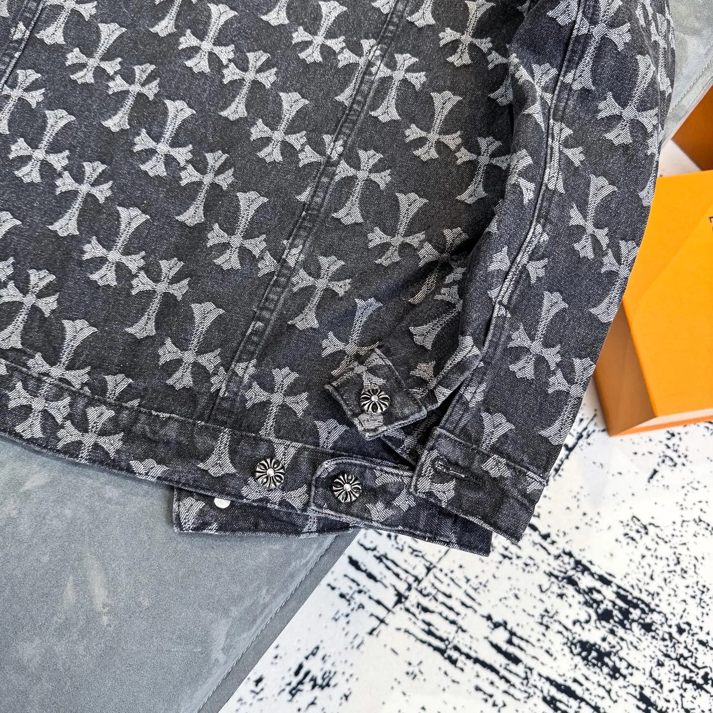 P260 [Black] Chrome Hearts double-sided heavy denim jacket with LOGO jacquard and dark flowers printed all over. The same style as the Internet celebrity star. The cross-printed denim jacket has a unique cross design element and all-over printing, which is full of design. It is made of 100% denim cotton fabric with heavy coarse yarn count, which ensures a stiff and tough silhouette while being soft, comfortable and breathable. The lapel is designed with silver buttons and is full of texture. The classic white cross logo is all over the dress, making it a perfect versatile style for spring and summer! Customized jacquard fabric, you can wear it in various styles. This gender-neutral shirt is a must-have for nightclubs. It can be worn as a jacket for both men and women. It can be easily worn by both men and women! The original loose version is made of high-quality pure cotton fabrics. The fabric pattern is high-definition and delicate without burrs. It is comfortable and breathable to wear. All the buttons are molded and customized. It is casual and fashionable and can be matched with any bottoms. It can be windproof and sunproof in spring and summer. It can be worn outside in autumn and winter! Easily concave shape makes you look slimmer and taller, perfect for both men and women! Style number: Color: Black Size: S M L XL